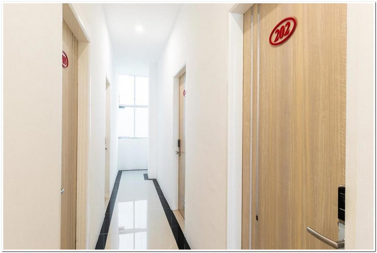 RedDoorz Plus @ Centrium Katamso Medan Exterior foto
