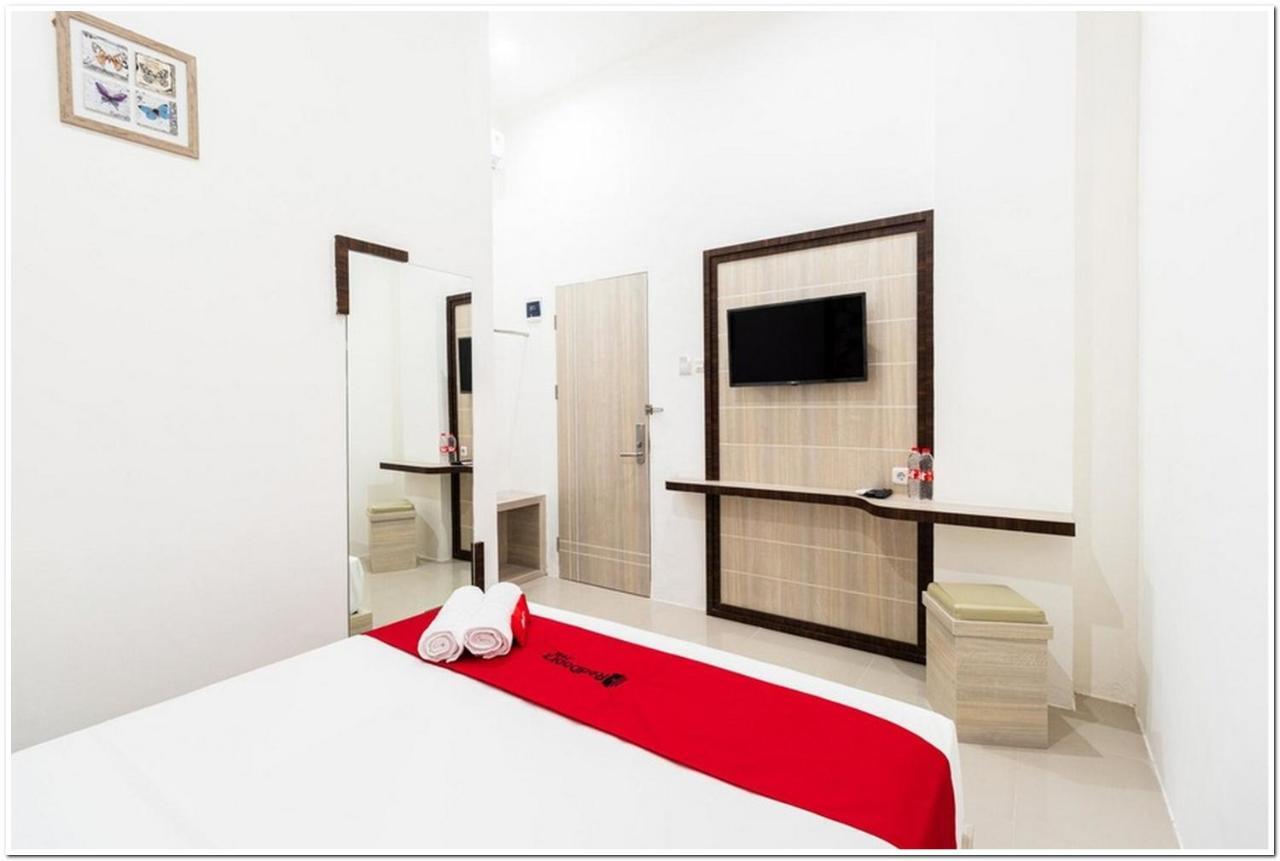 RedDoorz Plus @ Centrium Katamso Medan Exterior foto
